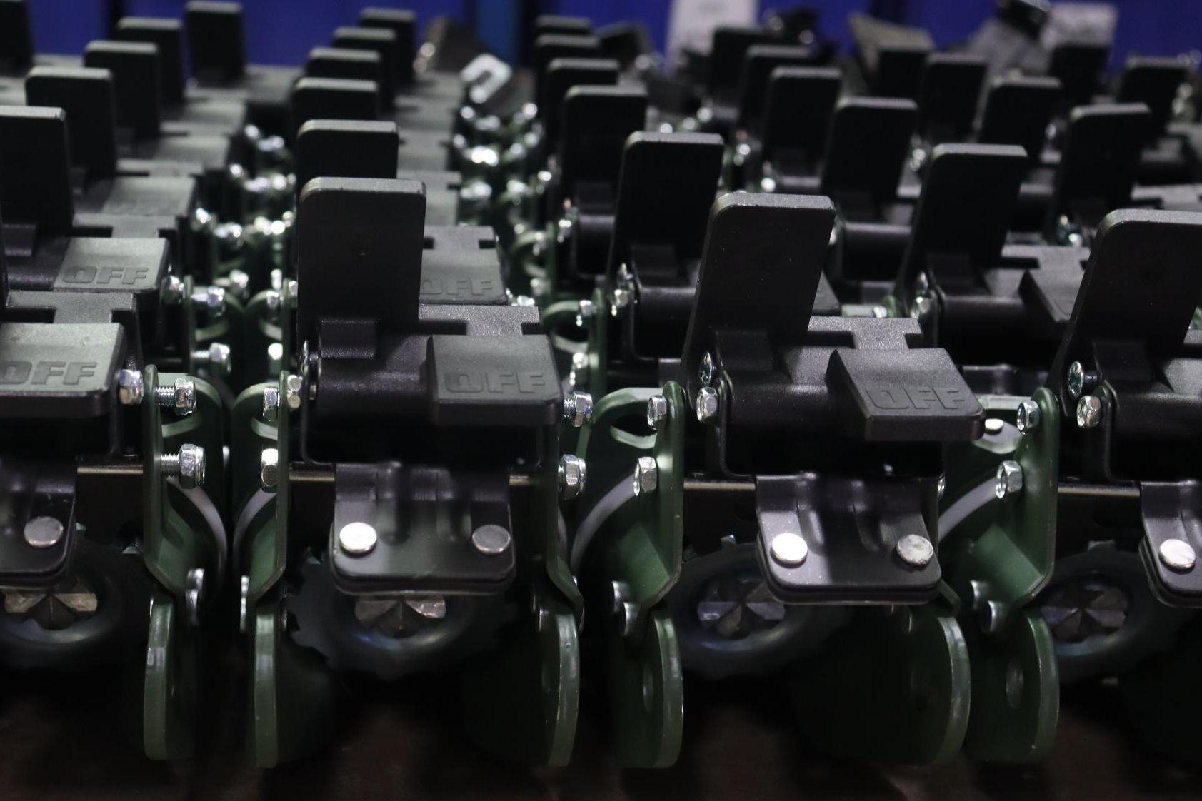 Heavy duty caster double brake mechanism