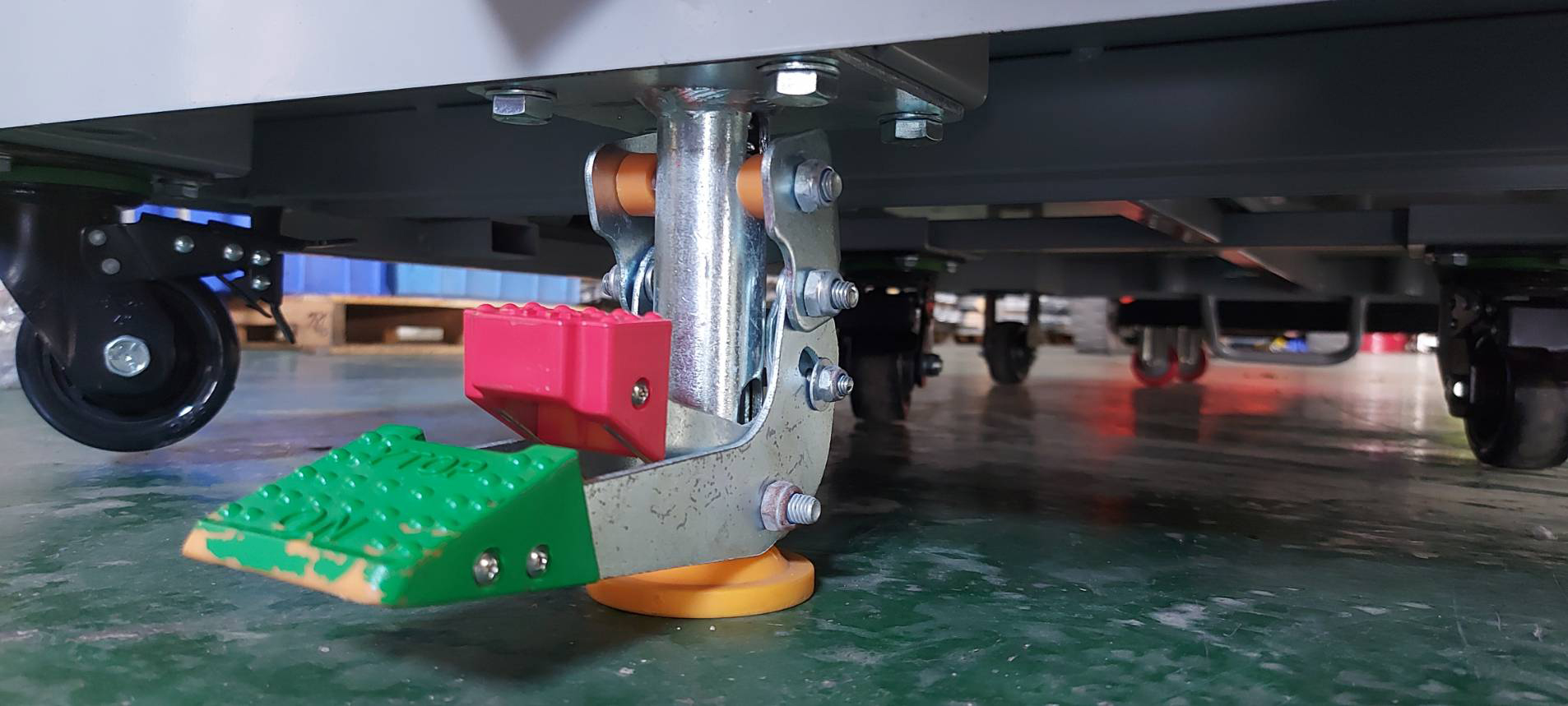 YTOP ground bolt with red and green pedals